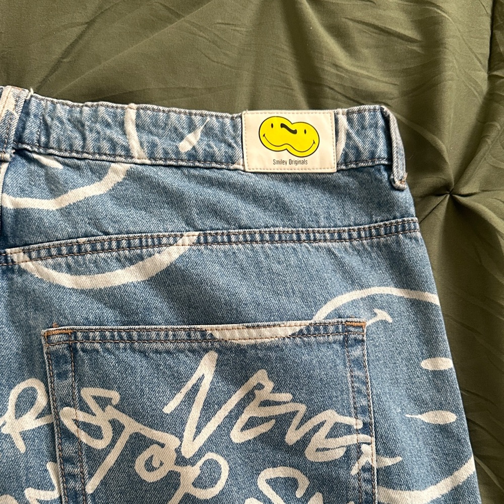 H&M Light Blue Denim High Rise Jeans with White Smiley Print - Picture 3 of 7